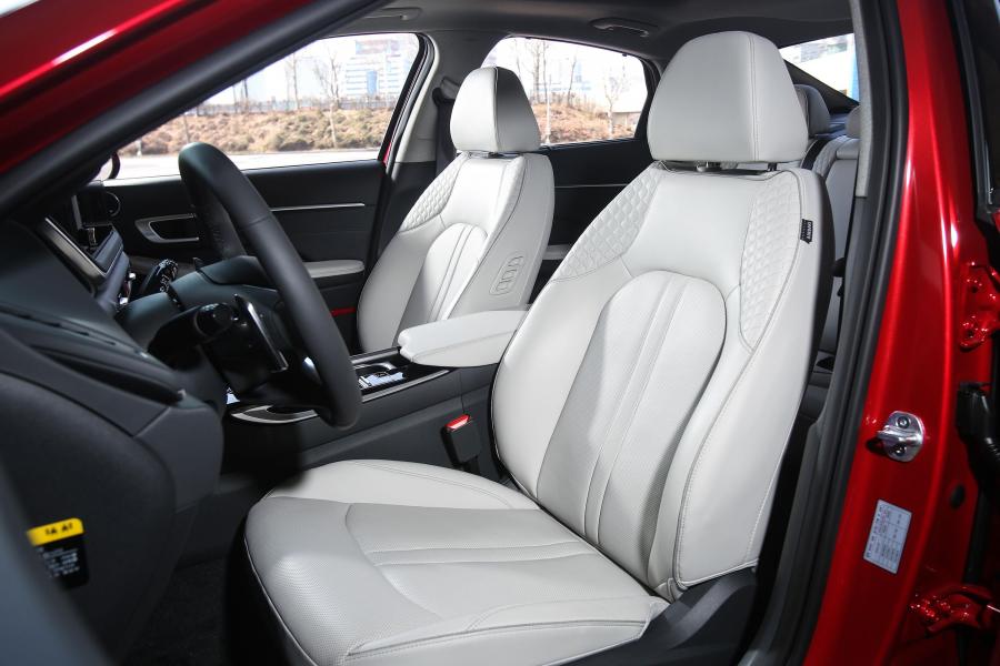 Интерьер Hyundai Sonata 2019 года  (KR) (фото 26 из 42)